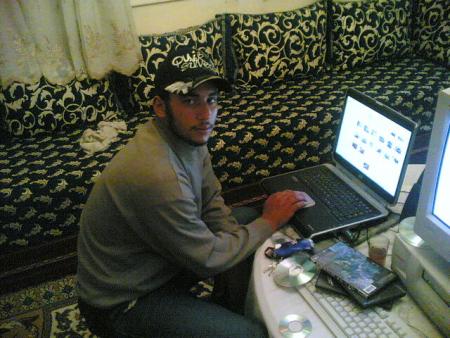 khalid avec son pc portabl